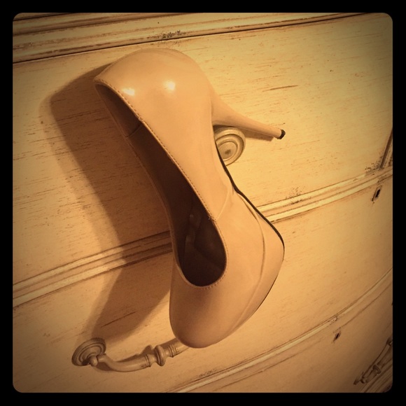 Cream platform base shoe