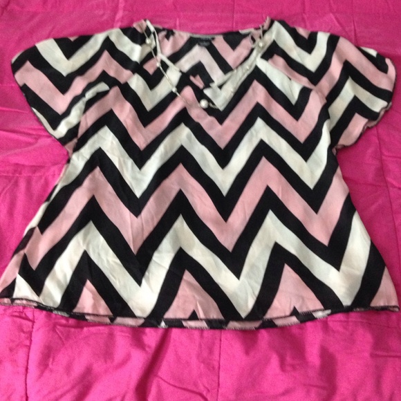 🌟SOLD🌟Blush Pink, White & Black Chevron Top - Picture 2 of 3