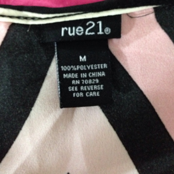 🌟SOLD🌟Blush Pink, White & Black Chevron Top - Picture 3 of 3