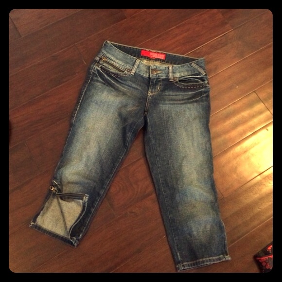 Guess capris with decorative side zipper