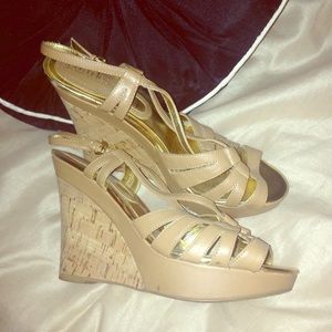 Tan, gold, and cork summer wedges ☀️