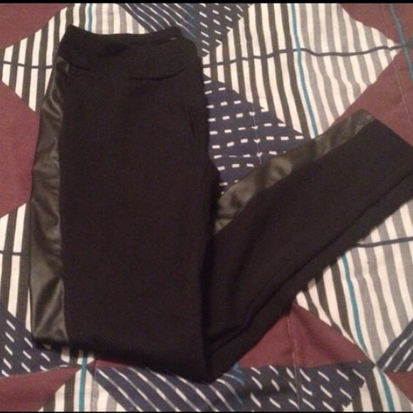 Leggings with a foe leather strip