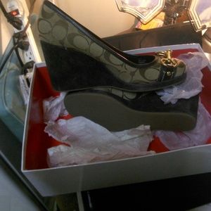 Im selling clothes shoes, and baby stuff