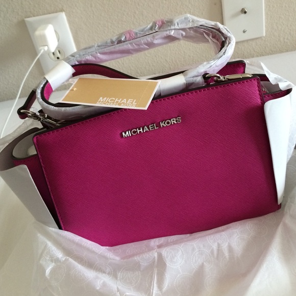 Michael kors medium messenger bag never worn! - Picture 4 of 4