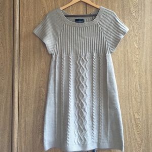Light grey knit dress with short sleeves
