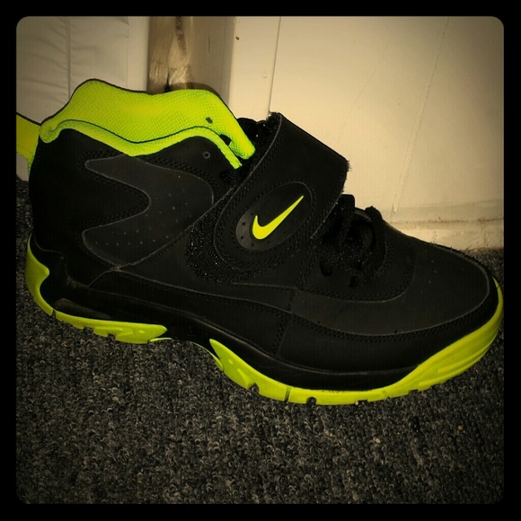 Neon green and black nike shoes - Picture 1 of 4