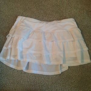White Lululemon running/tennis skirt