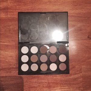 AUTHENTIC Mac neutral pro pallet.