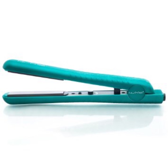 NUME Silhouette hair straightener.