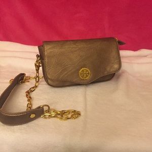 Darling inspired gold Tory Burch. 💎