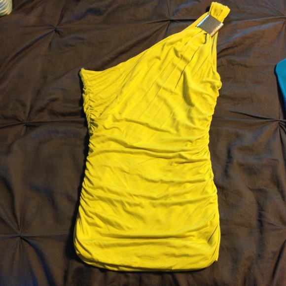 One shoulder shirt