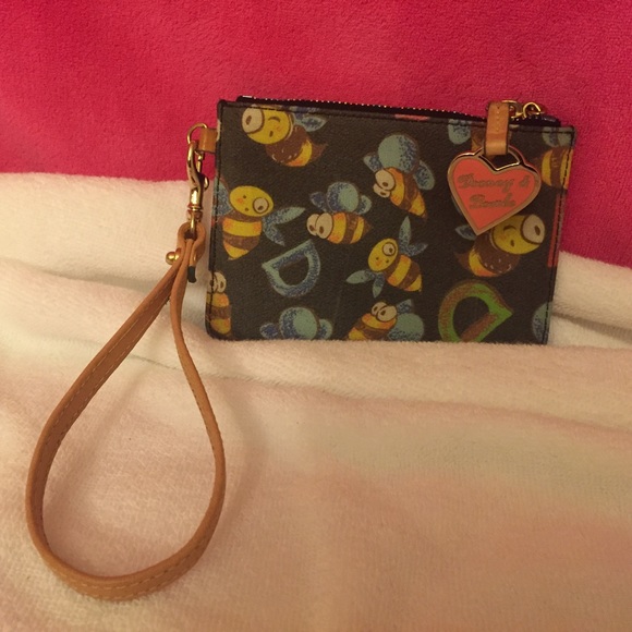 Dooney & Bourke Bee's wristlet... Adorable 👛