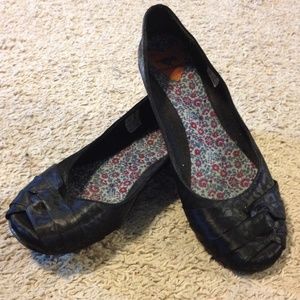 Black cheetah print flats