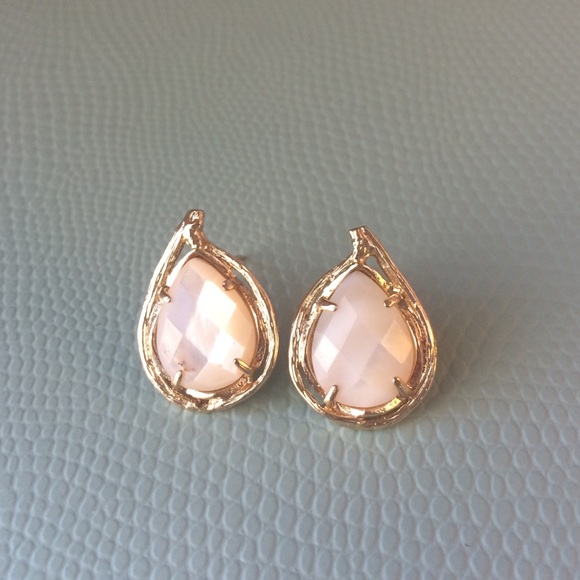 Kendra Scott Sally Stud Earrings in Ivory Pearl