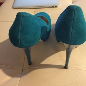 Gorgeous teal pumps by bakers