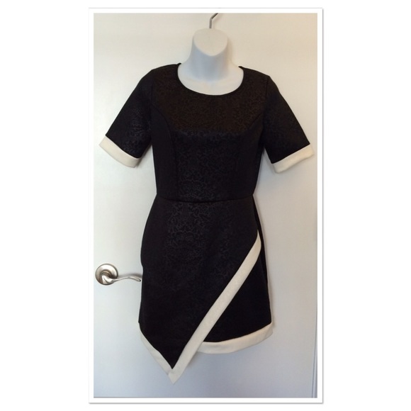Dresses & Skirts - NEW🎀 CLASSIC BLACK & WHITE ASYMMETRICAL DRESS