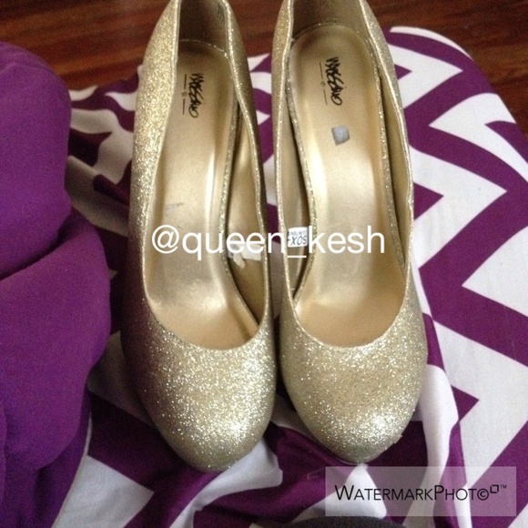 Glitter pumps