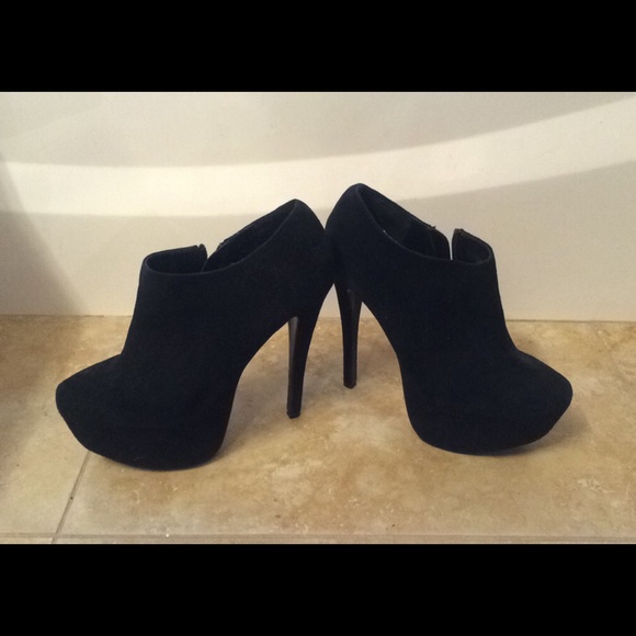 Steve Madden black booties