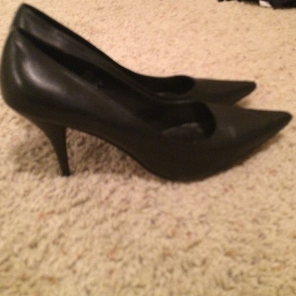 BCBG blackleather heels,worn twice great condition