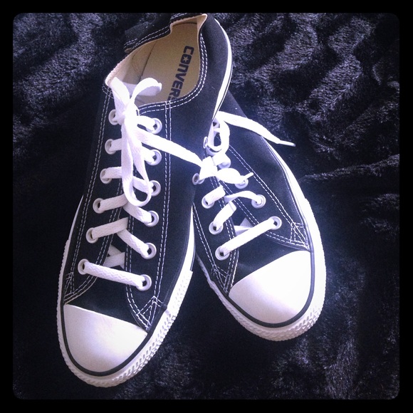 NEVER WORN BLACK CONVERSE