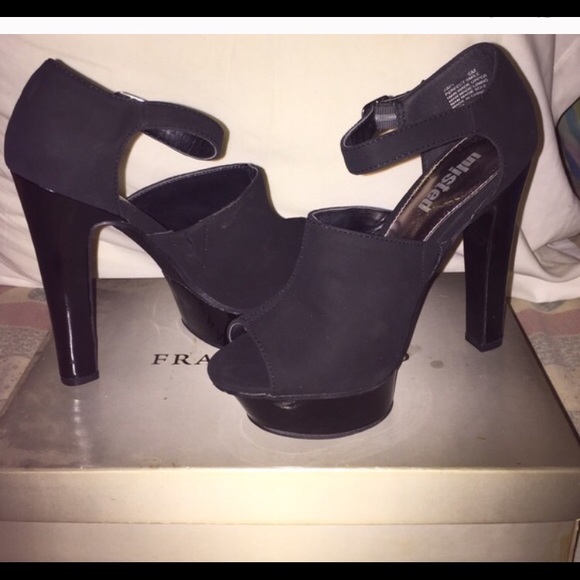 TRADED W/ @von_na12 👠HEELS AND 🆚 BIKINI TOP - Picture 3 of 3