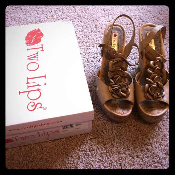 Two Lips Nude Platform Shoe