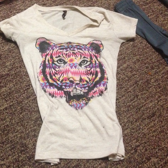 Super cute V neck graphic tee