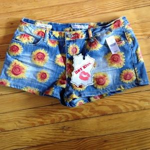 🌻🌻 Hot Kiss Sunflower shorts size 13 🌻🌻