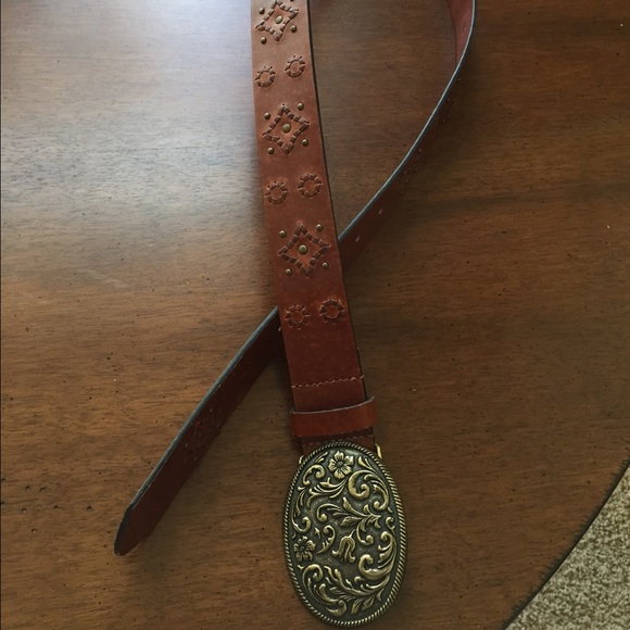Belt with removable buckle