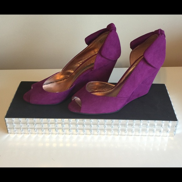 Beautiful eggplant wedges with bow detail