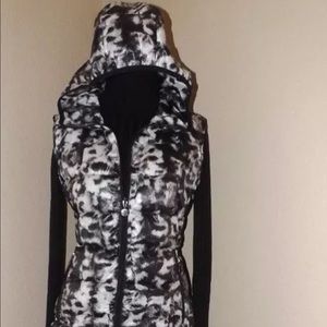 🌓SALE!! KLEIN HOODED ANIMAL PRINT VEST! 🌓