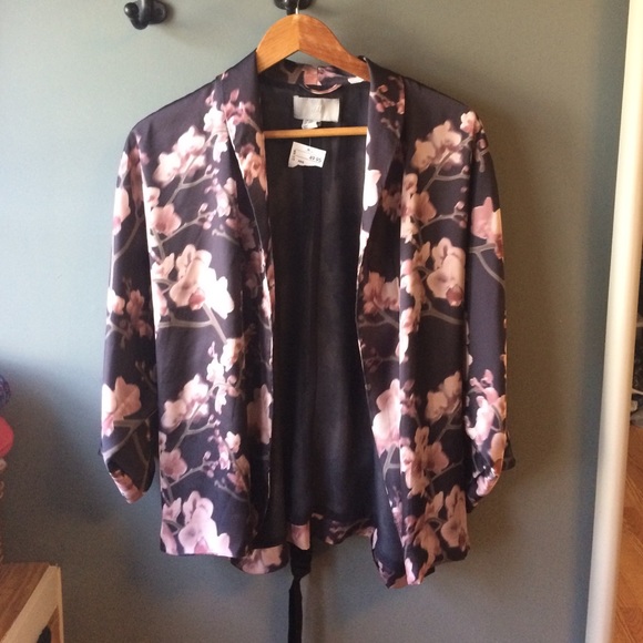 ❤️SOLD❤️ Floral kimono - Picture 2 of 4