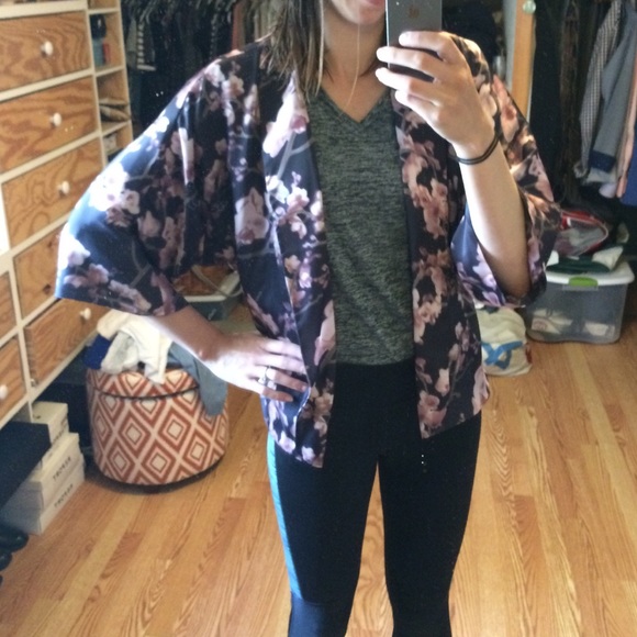 ❤️SOLD❤️ Floral kimono - Picture 3 of 4