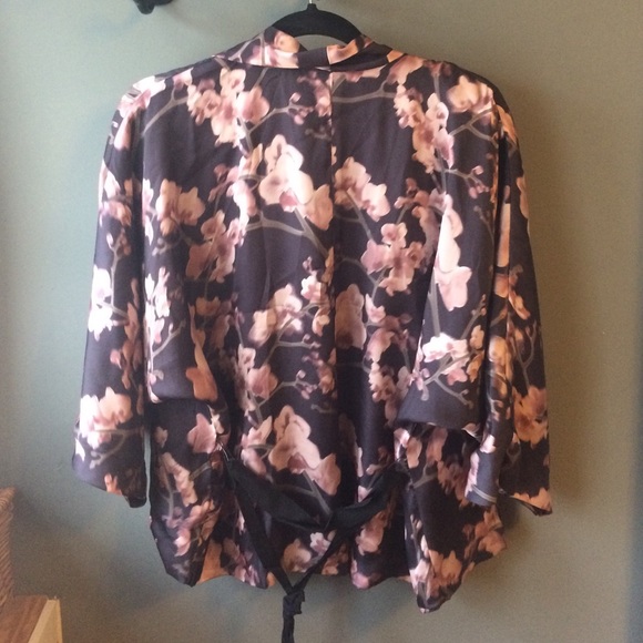 ❤️SOLD❤️ Floral kimono - Picture 4 of 4
