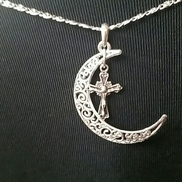 Nwot Moon neclace with cross
