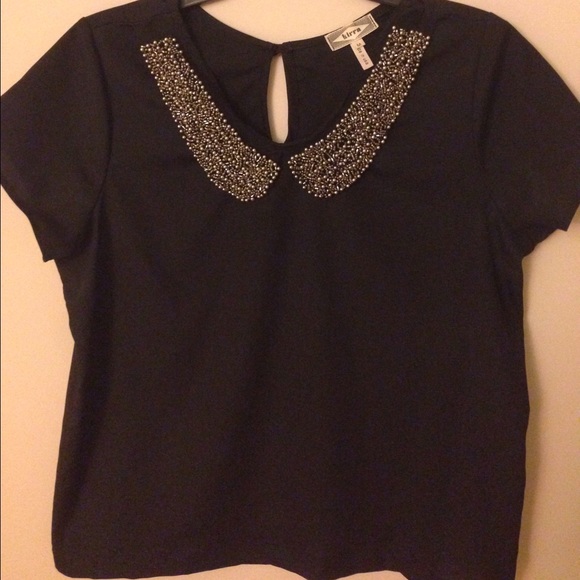 A short sleeve black shirt.