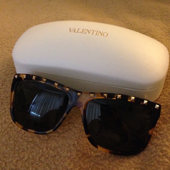 Valentino Accessories - 1 HR SALE💕 VALENTINO TORTOISE SUNGLASSES