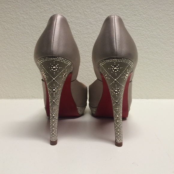 🔴SOLD ON TRADSEY🔴Christian Louboutin Satin Heels - Picture 3 of 4