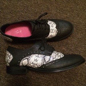 Women's Wanted snakeskin Oxfords