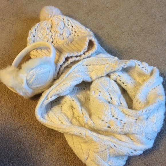 🛑SOLD🛑 Set of 3 scarf, hat and earmuffs