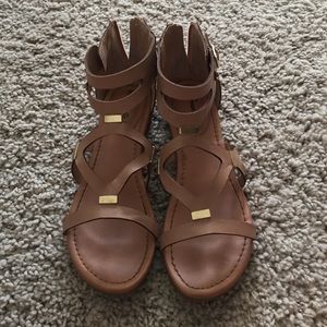 Tan and gold sandals! 👑