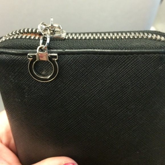 Authentic Ferragamo calfskin leather zipper wallet - Picture 2 of 4