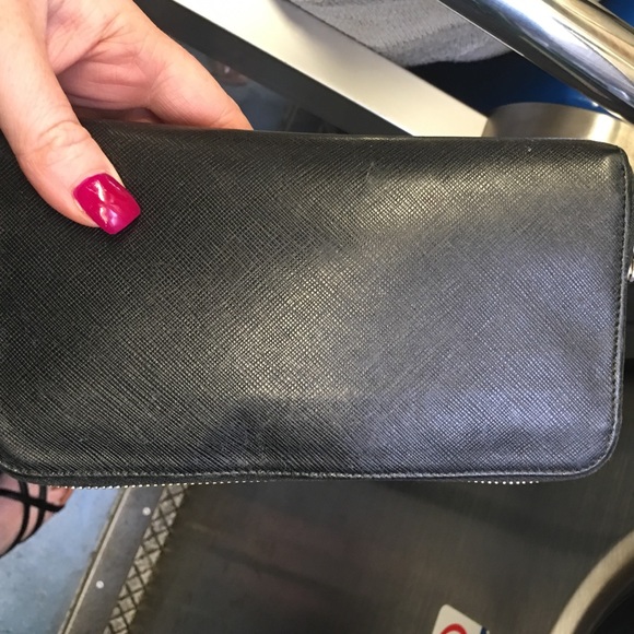 Authentic Ferragamo calfskin leather zipper wallet - Picture 4 of 4