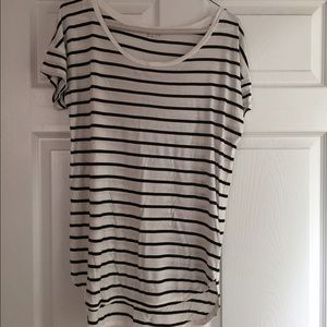 Gap black and white tunic size small short sleeve