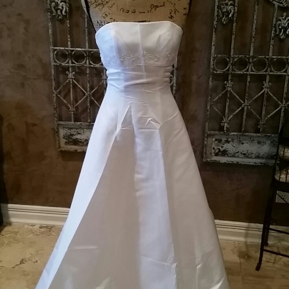 Gloria Vanderbilt Dresses & Skirts - GLORIA VANDERBILT white satin Wedding Dress 6