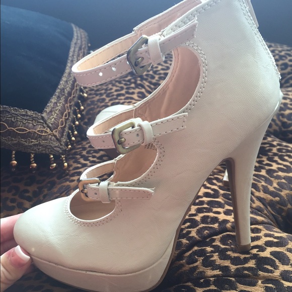 Lauren Conrad Cream Heels 5.5