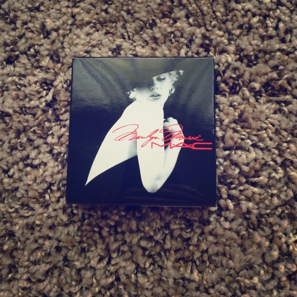 MAC Cosmetics Marilyn Monroe Beauty Powder