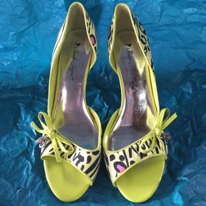 NEVER WORN neon pumps