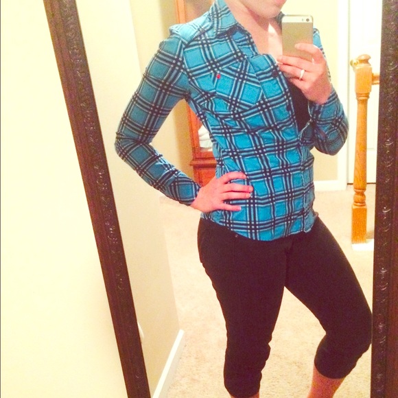 Long sleeve blue/black/white flannel design top
