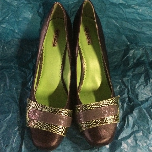 UNIQUE Black and Green heels